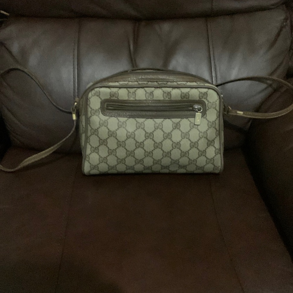 Selling a Gucci vintage bag 💯 authentic